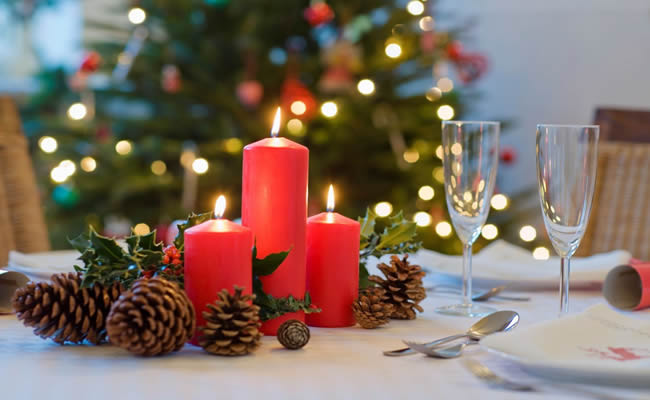 Velas e pinhas são elementos importantes na mesa de Natal (Foto: Reprodução)